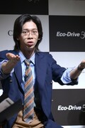 「皆さんもそう思うでしょう？」と報道陣に訴えかけるリョウガ（超特急）。