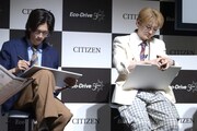 フリップに書き込む超特急のリョウガとユーキ。