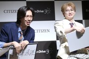 楽しそうにユーキ（右）の爆睡を暴露するリョウガ（左）。