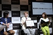 リョウガ（左）は「メロいのぎじんか」だと話すユーキ（中央）。