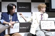 リョウガ（左）のメロさを指折り数えるユーキ（右）。