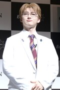 白衣を着たユーキ（超特急）。