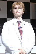 白衣を着たユーキ（超特急）。