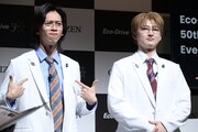白衣を着た超特急のリョウガとユーキ。