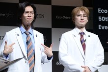 白衣を着た超特急のリョウガとユーキ。