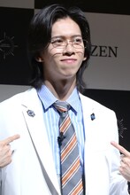 白衣を着たリョウガ（超特急）。