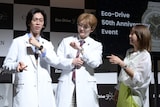 右手のポーズを考え中のリョウガ（左）を見るユーキ（中央）、若槻千夏（右）。