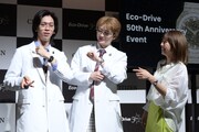 右手のポーズを考え中のリョウガ（左）を見るユーキ（中央）、若槻千夏（右）。