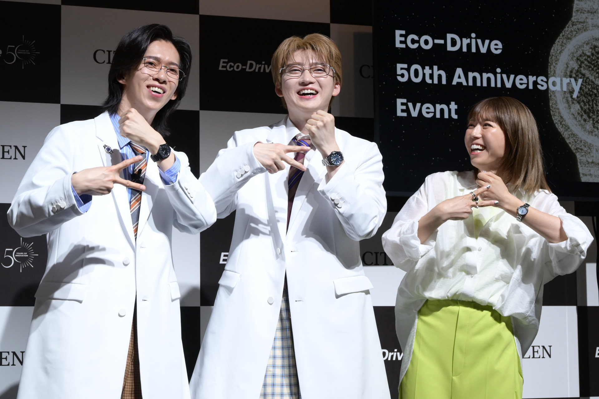 左からリョウガ（超特急）、ユーキ（超特急）、若槻千夏。 [画像