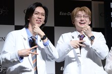 笑う超特急のリョウガとユーキ。