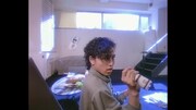 岡村靖幸「Young oh!oh!」ミュージックビデオ サムネイル
