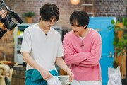 TAESAN（テサン / BOYNEXTDOOR）の様子をうかがう中島健人。（Photo by Yukiya Kanda）
