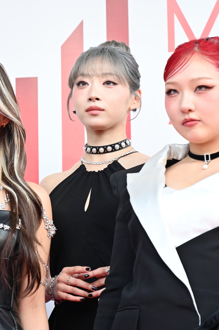 JISOO (HANA) tampil santai dengan pakaian kasual, latar belakang studio