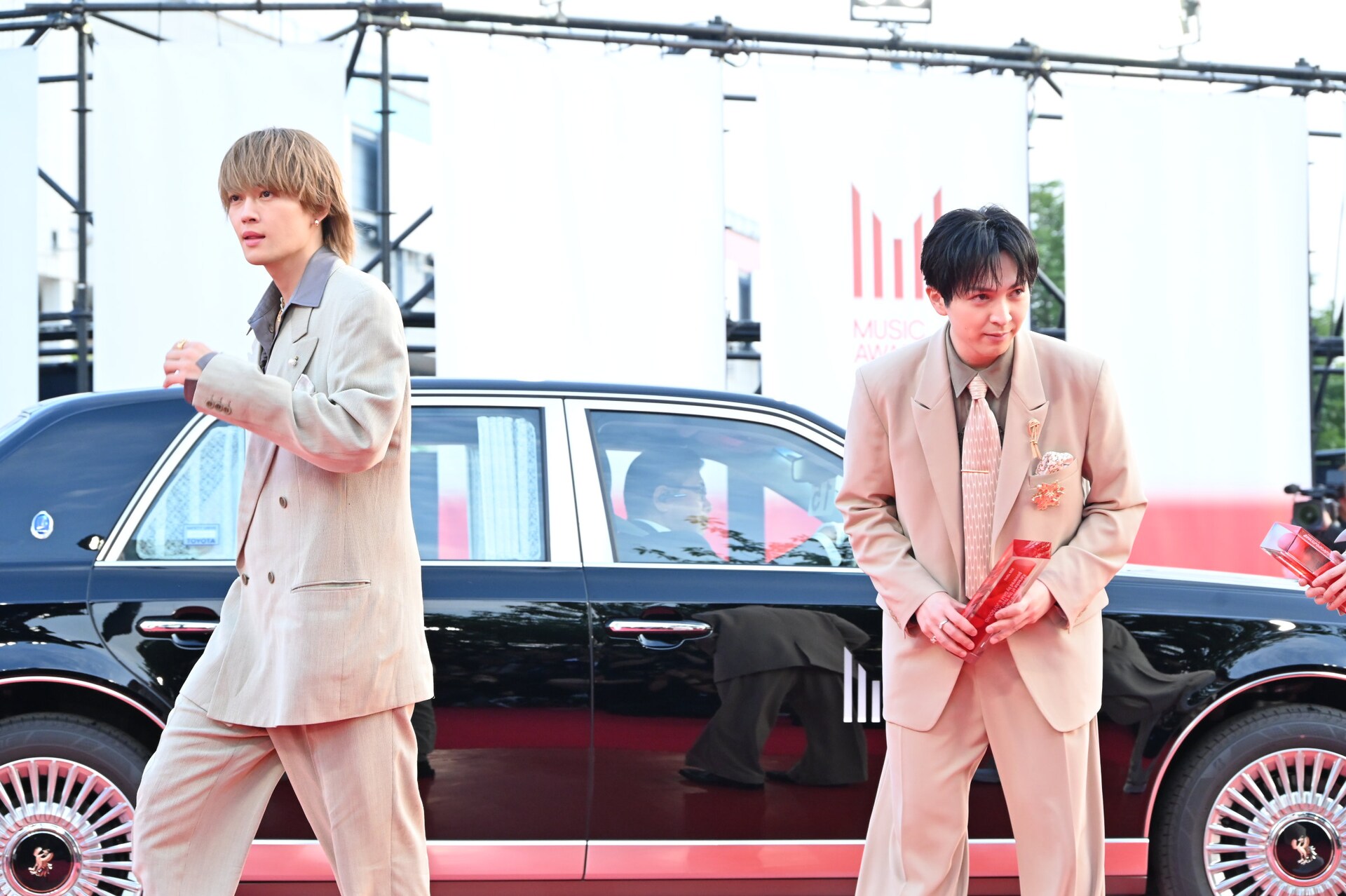 M!LKの曽野舜太と山中柔太朗。「MUSIC AWARDS JAPAN 2026」レッド