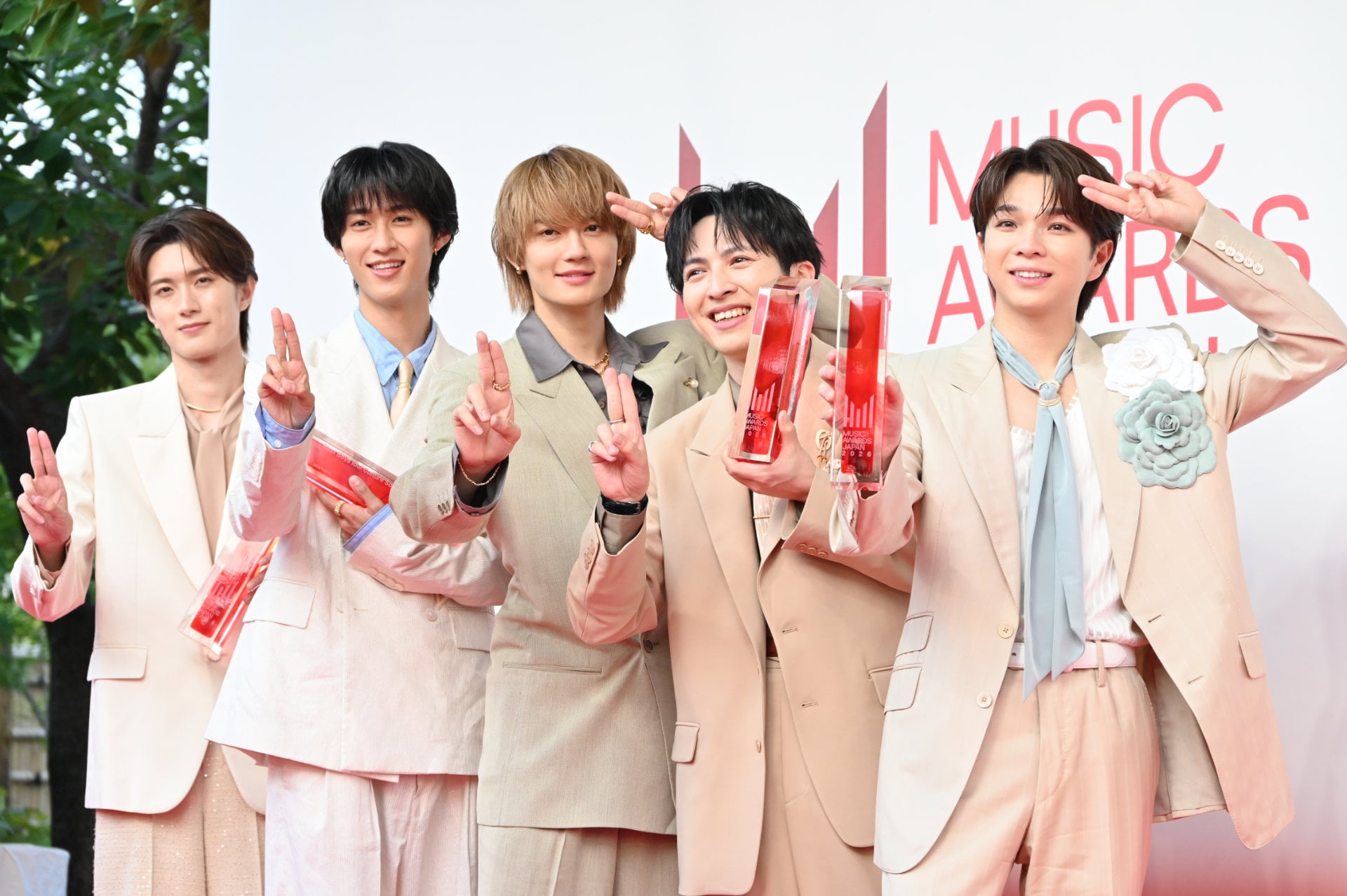 M!LKの曽野舜太と山中柔太朗。「MUSIC AWARDS JAPAN 2026」レッド