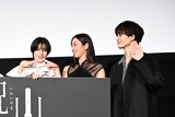 フォトセッション中に橋本愛と石川恋が作り始めた“山”ポーズに見入る草川拓弥（超特急）。