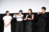 フォトセッション中に橋本愛と石川恋が作り始めた“山”ポーズにを真似してみる草川拓弥（超特急）。