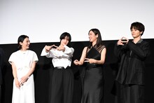 フォトセッション中に橋本愛と石川恋が作り始めた“山”ポーズにを真似してみる草川拓弥（超特急）。