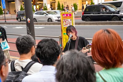 鈴木実貴子ズの新宿路上ライブの様子。