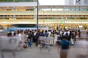 鈴木実貴子ズの新宿路上ライブの様子。