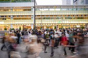 鈴木実貴子ズの新宿路上ライブの様子。