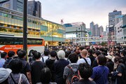 鈴木実貴子ズの新宿路上ライブの様子。