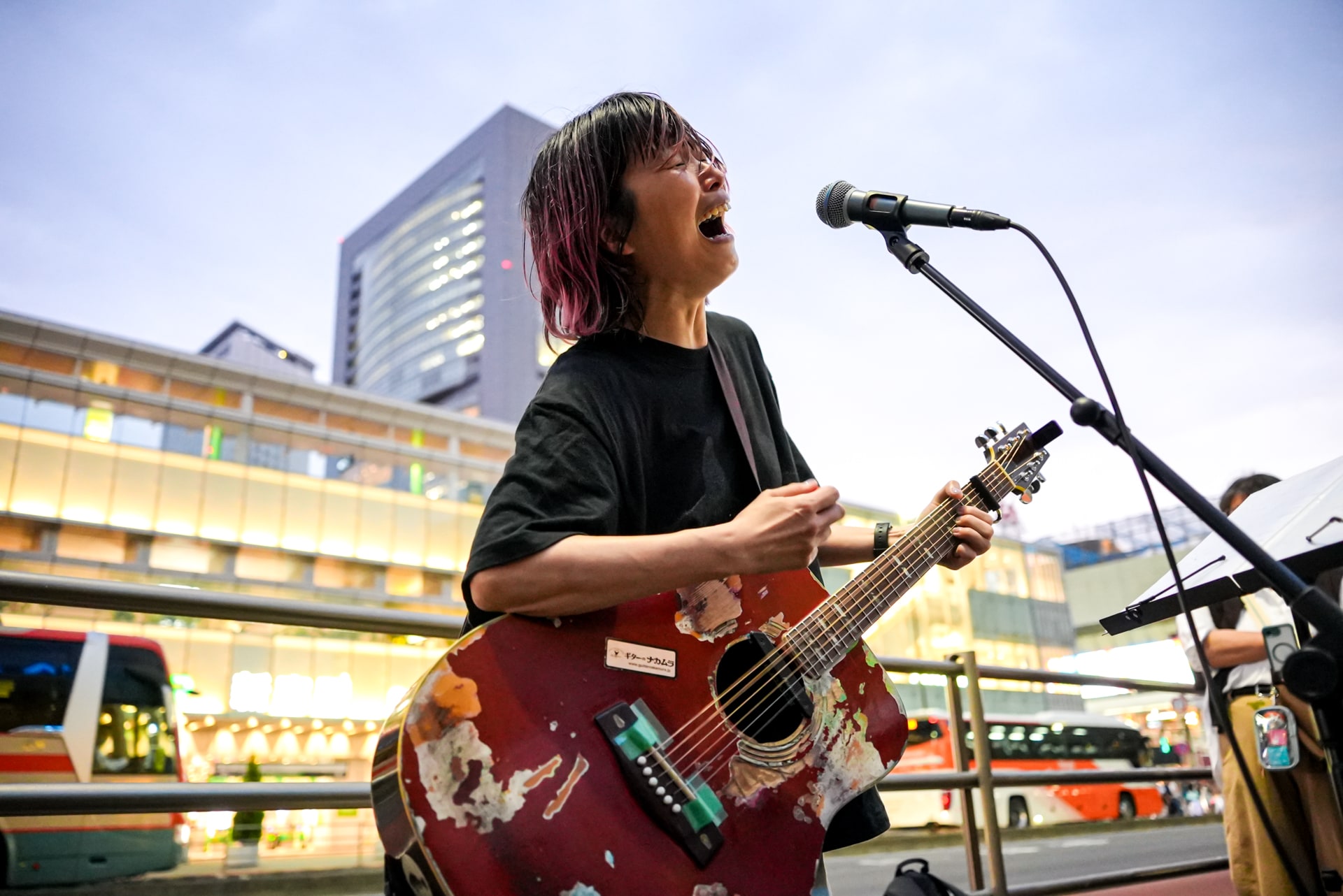鈴木実貴子ズが47都道府県の路上を制覇、新宿駅前に響いた歌声