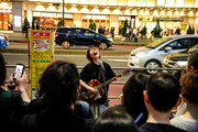 鈴木実貴子ズの新宿路上ライブの様子。