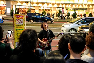 鈴木実貴子ズの新宿路上ライブの様子。