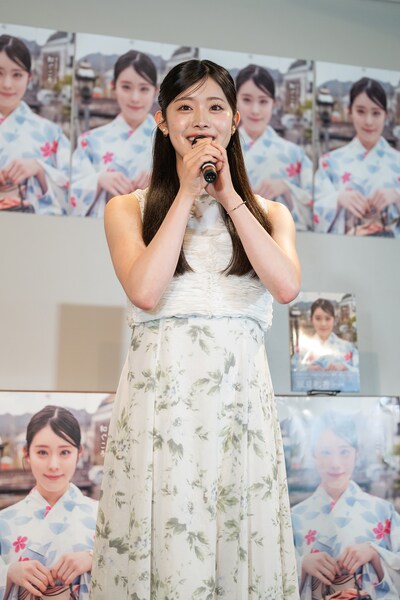 囲み取材に応じる風見和香。