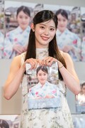 1st写真集「和ぐころ」を手にした風見和香。