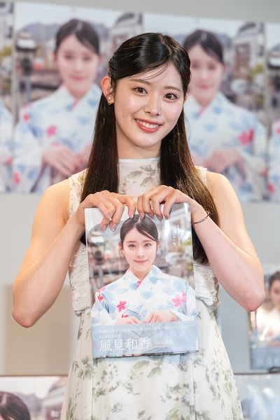 1st写真集「和ぐころ」を手にした風見和香。