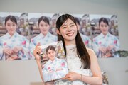 念願の写真集を手に、にっこりほほえむ風見和香（私立恵比寿中学）。
