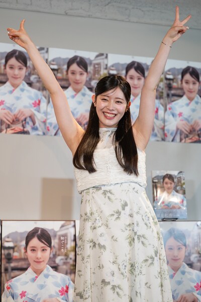 元気いっぱいにポーズを決める風見和香。