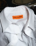 内澤崇仁（androp）とVALAADOのコラボシャツ。