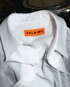 内澤崇仁（androp）とVALAADOのコラボシャツ。