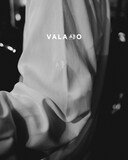 内澤崇仁（androp）とVALAADOのコラボシャツ。