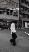 内澤崇仁（androp）とVALAADOのコラボビジュアル。