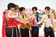 ルビーに手を伸ばし“滅ポーズ”をするM!LK。
