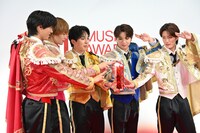 ルビーに手を伸ばし“滅ポーズ”をするM!LK。