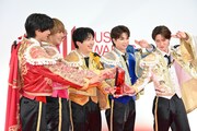 “滅ポーズ”の許可を取り安堵の表情を浮かべる吉田仁人（中央）。