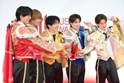 ルビーに手を伸ばし“滅ポーズ”をするM!LK。