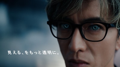 「OWNDAYS」新Web CM「水のように」編より。