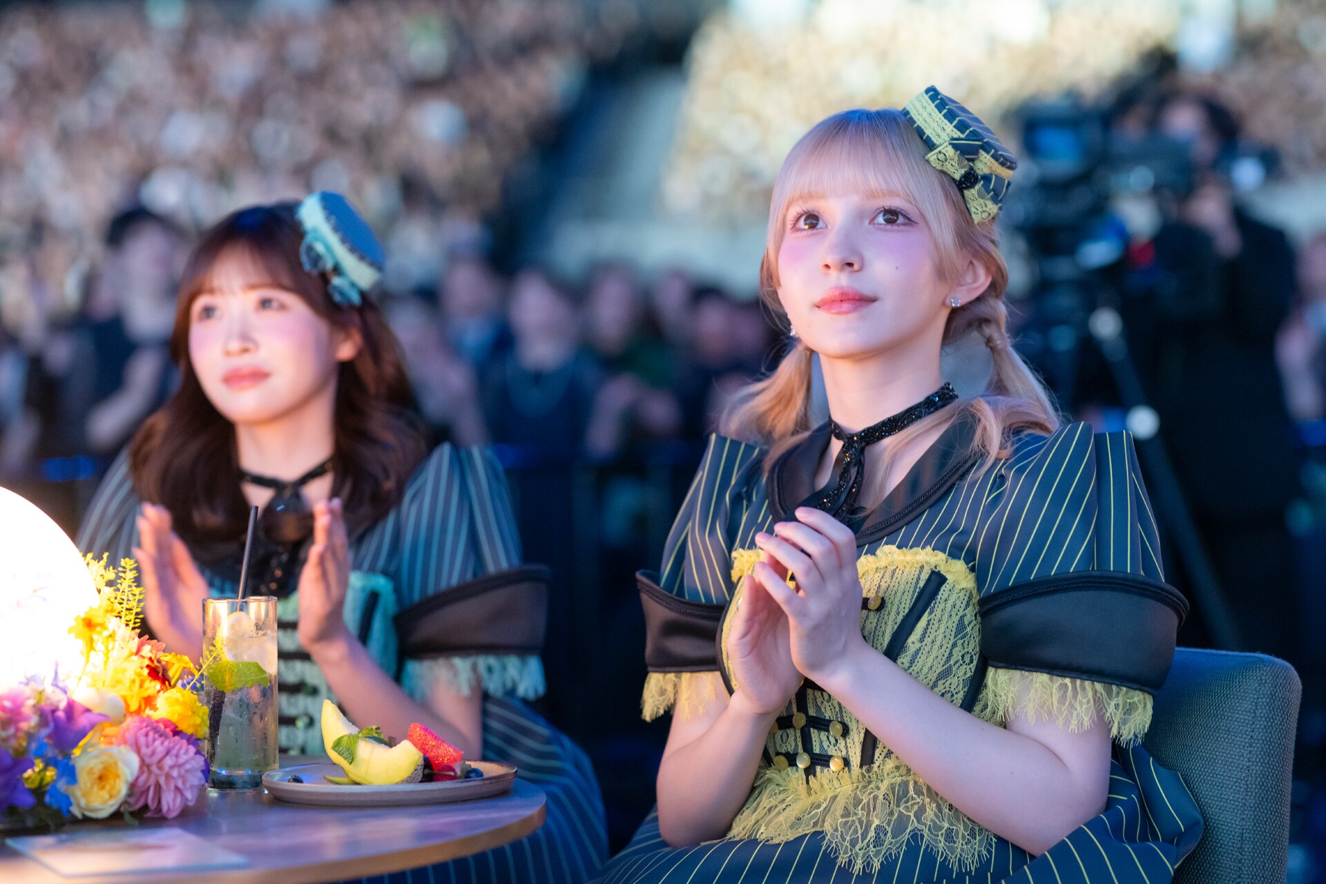 アーティストラウンジでライブを観るFRUITS ZIPPERの櫻井優衣と早瀬