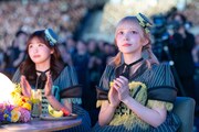 アーティストラウンジでライブを観るFRUITS ZIPPERの櫻井優衣と早瀬ノエル。（撮影：田中聖太郎写真事務所）