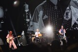 「SHISHAMO THE FINAL!!! ～Thanks for everything～ GOODBYE DAY」の様子。左から松岡彩（B）、吉川美冴貴（Dr）、宮崎朝子（G, Vo）。