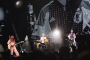 「SHISHAMO THE FINAL!!! ～Thanks for everything～ GOODBYE DAY」の様子。左から松岡彩（B）、吉川美冴貴（Dr）、宮崎朝子（G, Vo）。