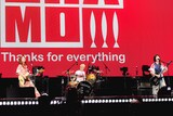 「SHISHAMO THE FINAL!!! ～Thanks for everything～ GOODBYE DAY」の様子。左から松岡彩（B）、吉川美冴貴（Dr）、宮崎朝子（G, Vo）。