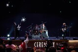 サカグチアミによるライブの様子。（撮影：田中聖太郎写真事務所）