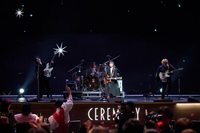 サカグチアミによるライブの様子。（撮影：田中聖太郎写真事務所）